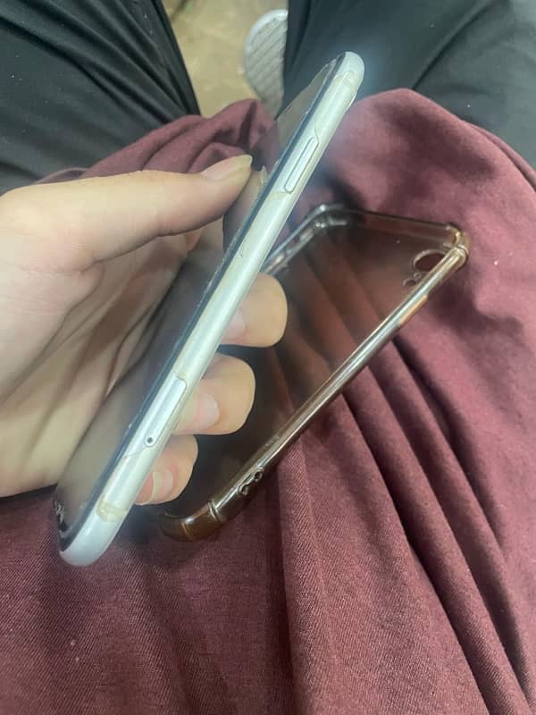 iphone xr in white colour 3