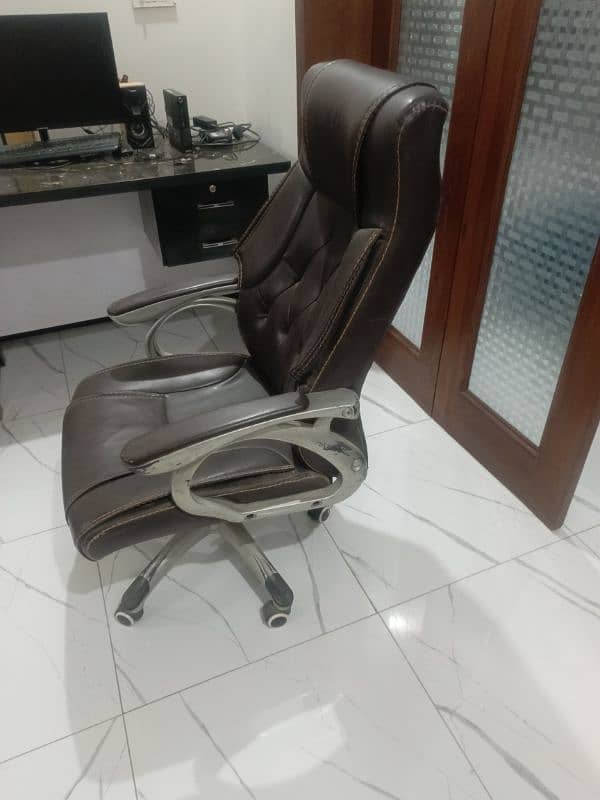 Office and computer chair in a very good condition and good quality 1