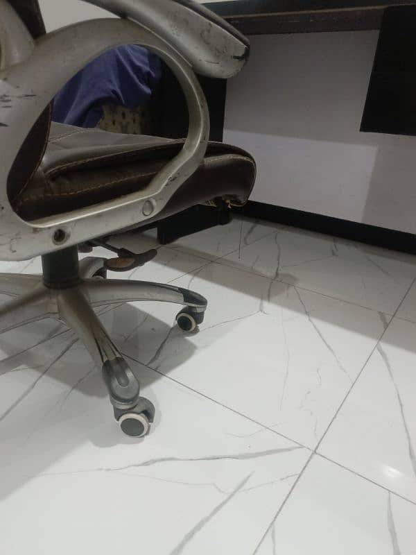 Office and computer chair in a very good condition and good quality 2
