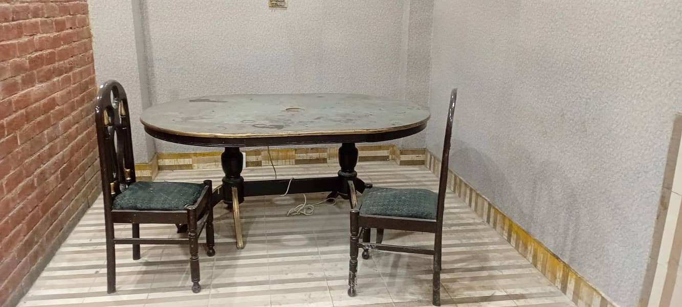 ROUND TABLE FOR IT SETUP WITH 3 PLATE SWITCH WITH 4 CHAIRS 0