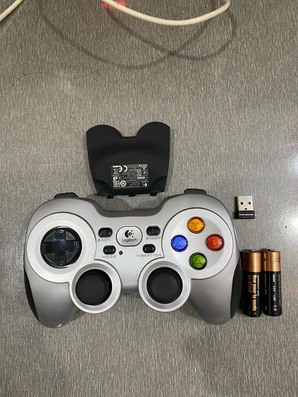 Logitech gamepad f710 10/10 condition only 3 month light use 0