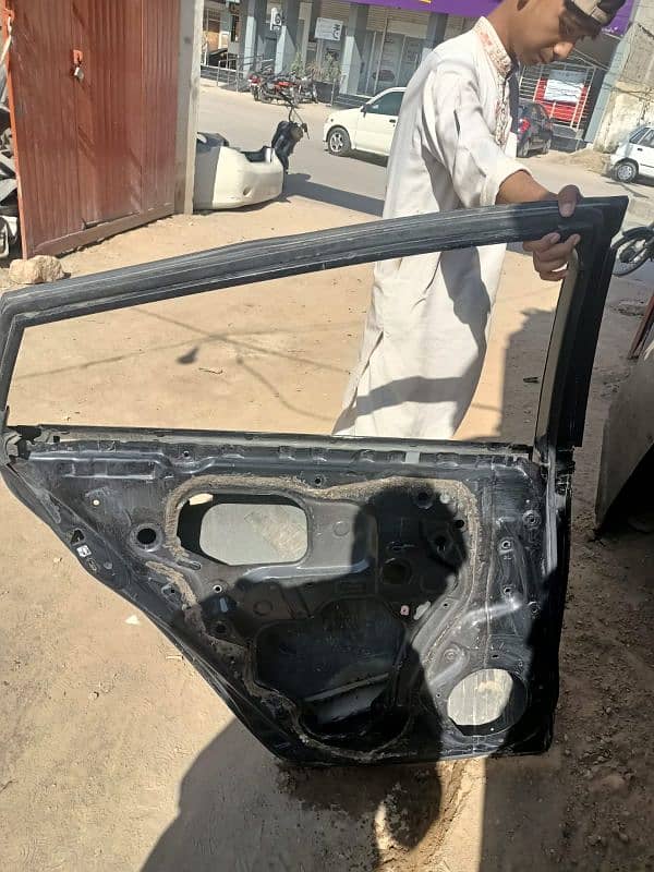 Toyota Prius 2016 Doors, front bumper 1