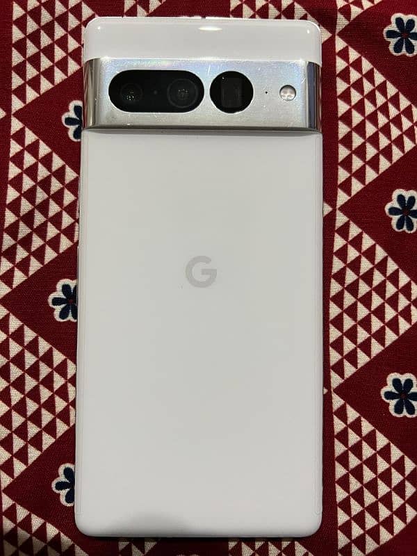Google Pixel 7 pro 12/512 NON PTA in white with original 30 W charger 1