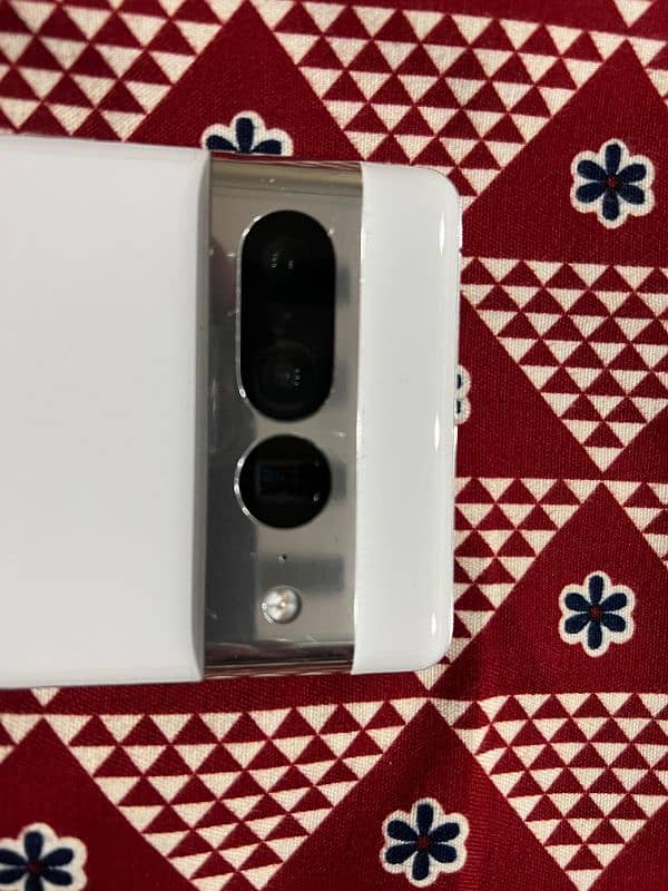 Google Pixel 7 pro 12/512 NON PTA in white with original 30 W charger 4