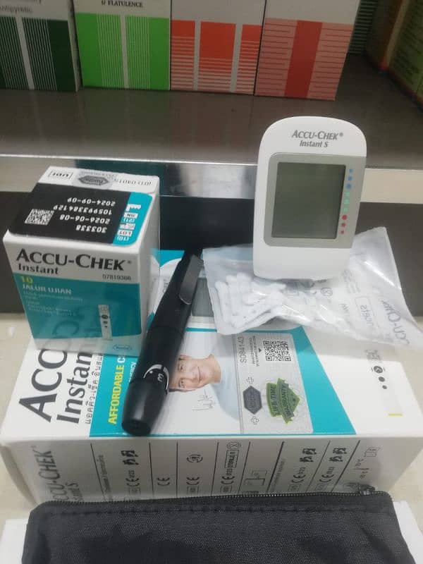 sugar machine (ACCU CHECK INSTANT) 1