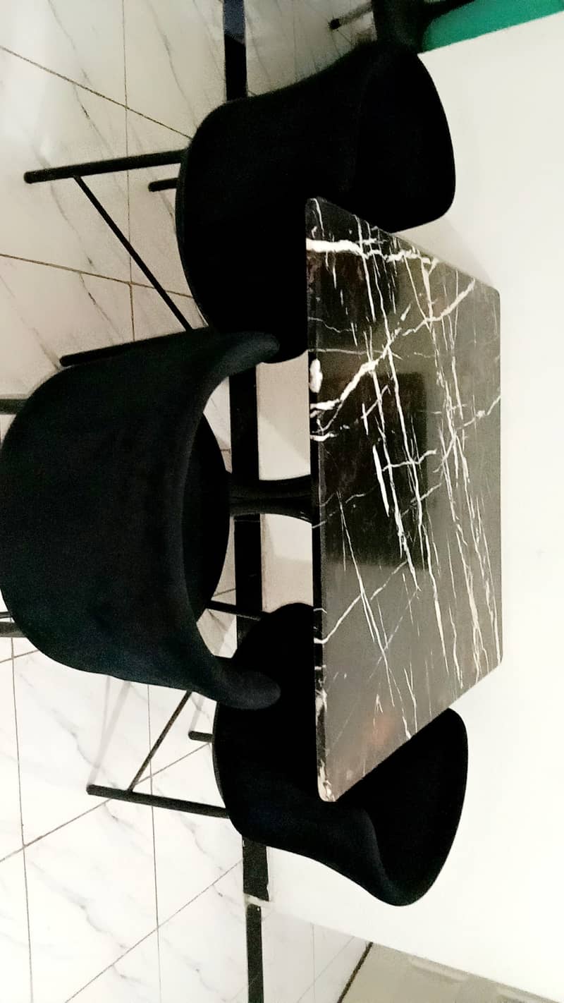 Dining table with 4 Chairs New 4