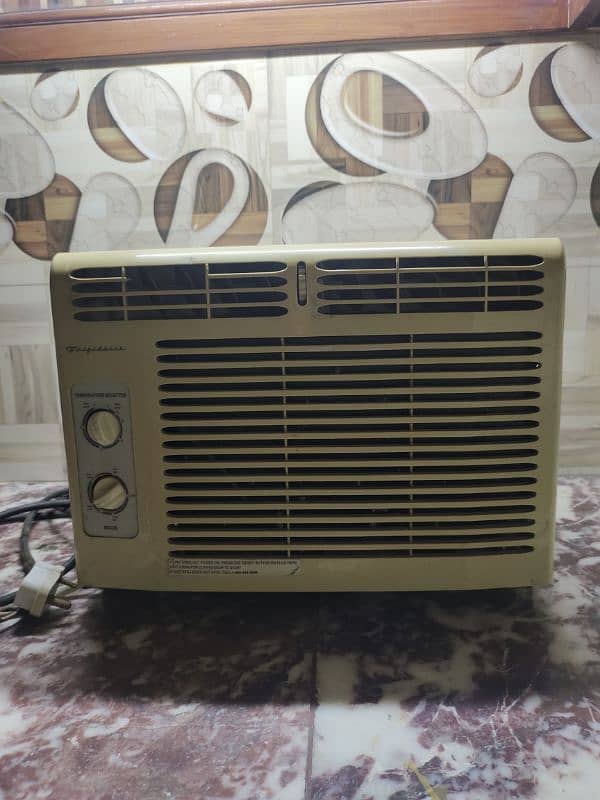 IMPORTED WINDOW AC 0.75 TON OK CONDITION ONLY GAS LEAK 0