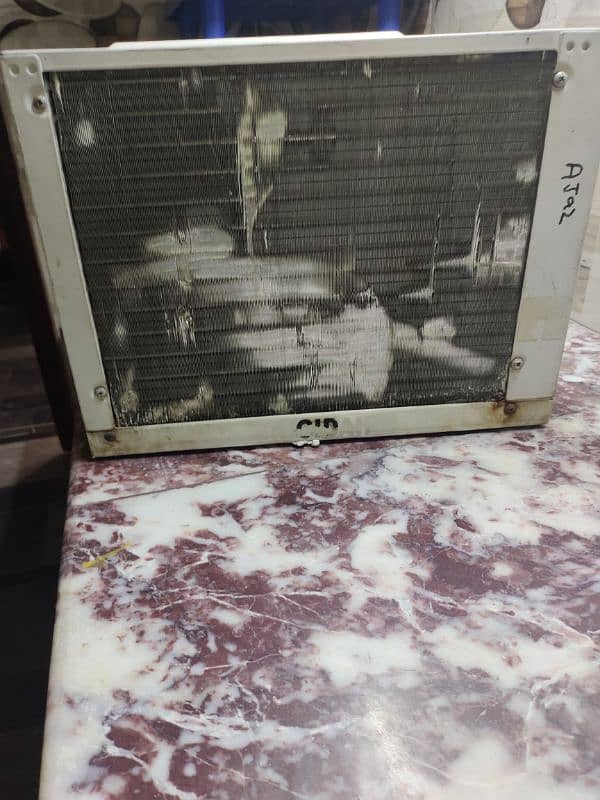IMPORTED WINDOW AC 0.75 TON OK CONDITION ONLY GAS LEAK 3