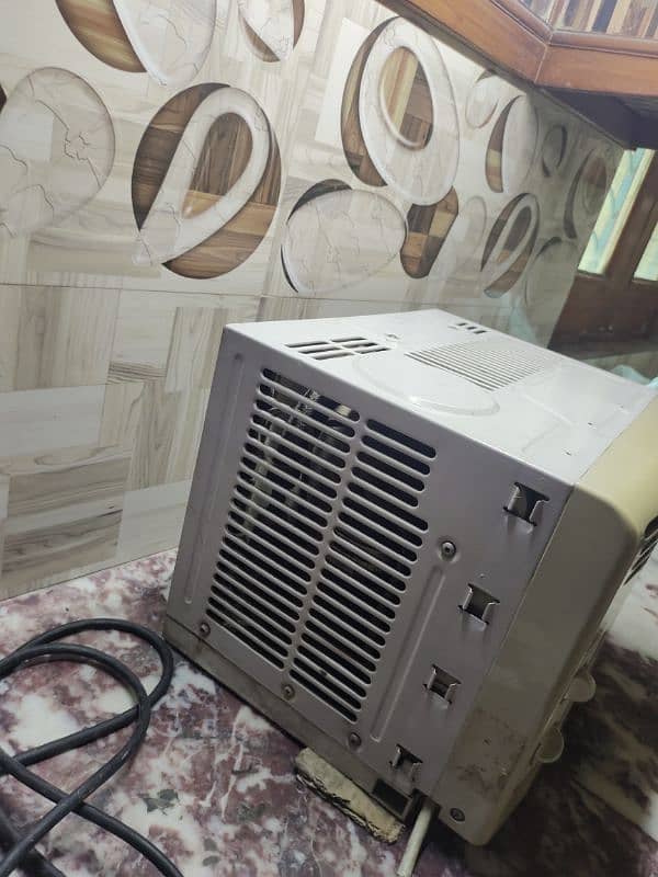 IMPORTED WINDOW AC 0.75 TON OK CONDITION ONLY GAS LEAK 4