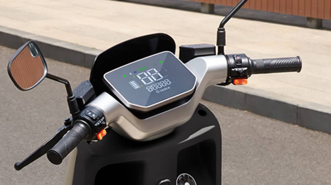 Yadea EPOC Electric Bikes , Electric Scooty , Electric scooter 2025 Ne 9