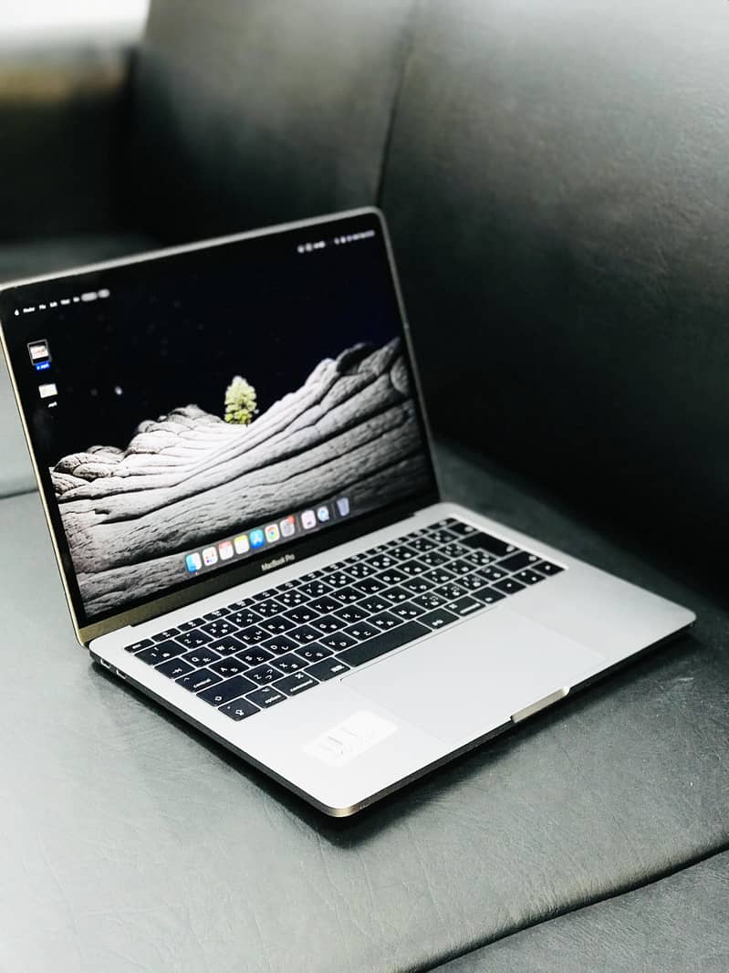 Apple Macbook Pro 2017 without touch 1