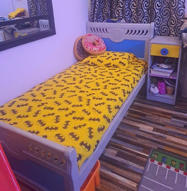 Single bed with ortho metres and side table 0