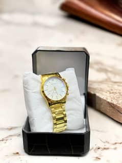 Golden analogue watch for men