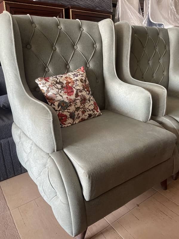 king size room and tv lounge chairs set 0