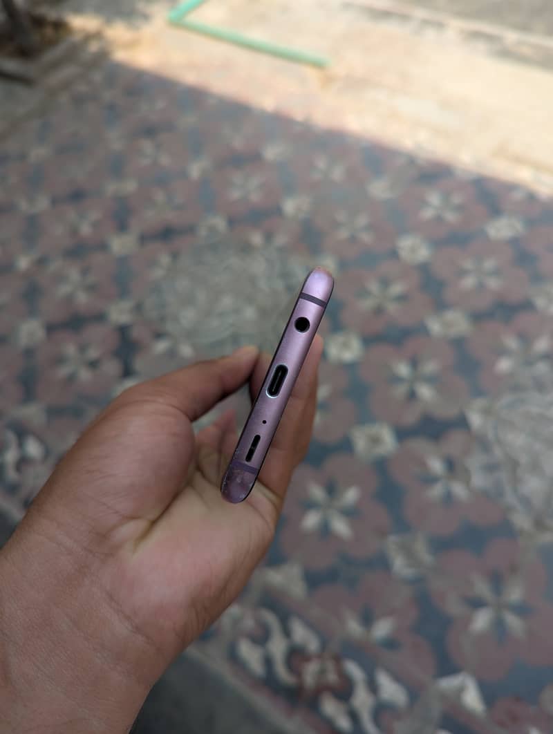 Samsung Mobile S9 Plus with dot as shown in picture 8