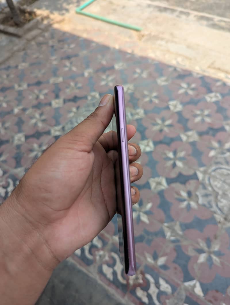 Samsung Mobile S9 Plus with dot as shown in picture 9