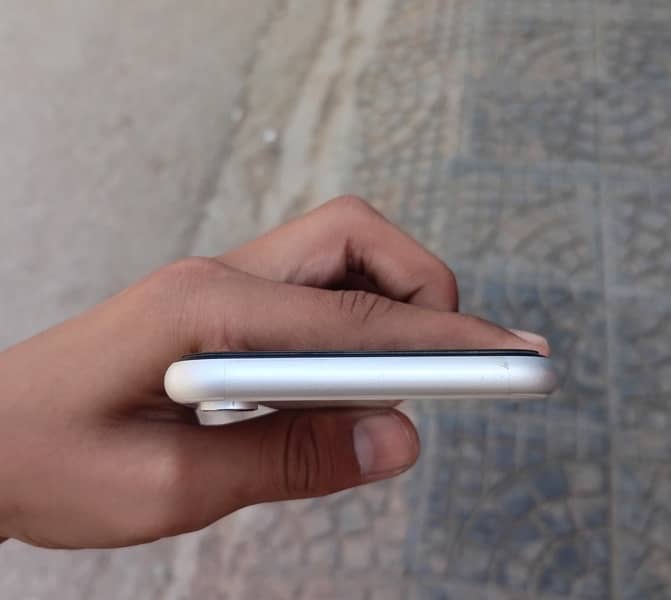 Iphone XR (64gb) factory unlock 4