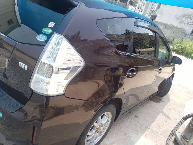 Toyota Prius Alpha 2013 3