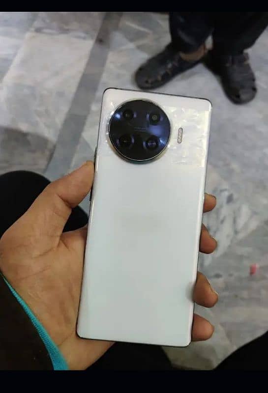 Tecno Spark 20 pro plus 0