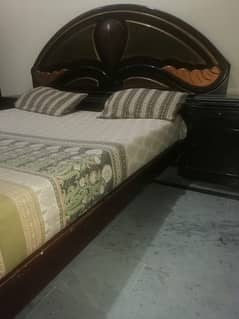 I am selling wooden double bed without matress