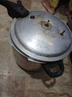 13 liter pressure cooker. . sirf setiyan nahi. hn