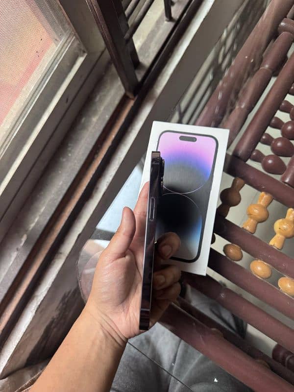iPhone 14 pro Factory Unlocked 10/10 Sim + Esim 8