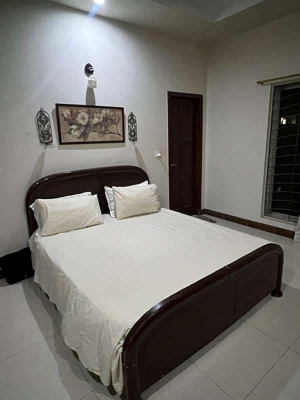 Queen size bedset with mirror and dressing table/polished bed. 1