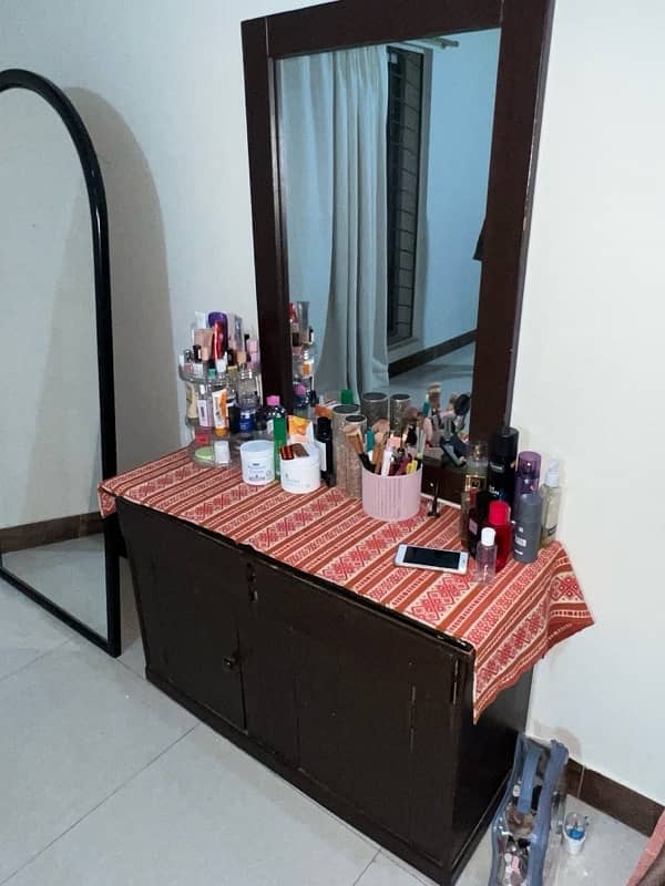 Queen size bedset with mirror and dressing table/polished bed. 4