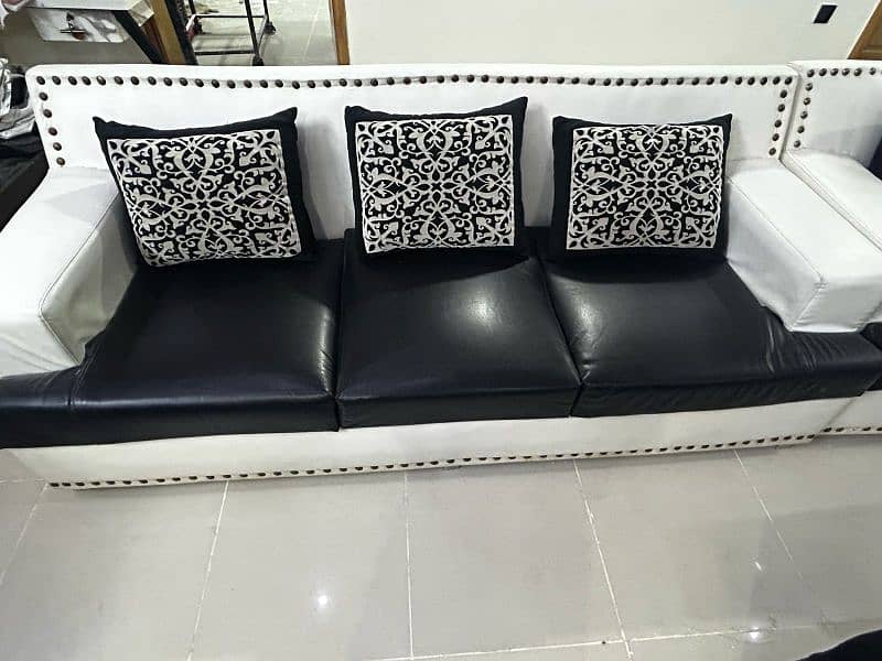6 seater sofa set with cutions. 2