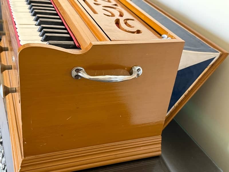 Harmonium good new condition good wood 1
