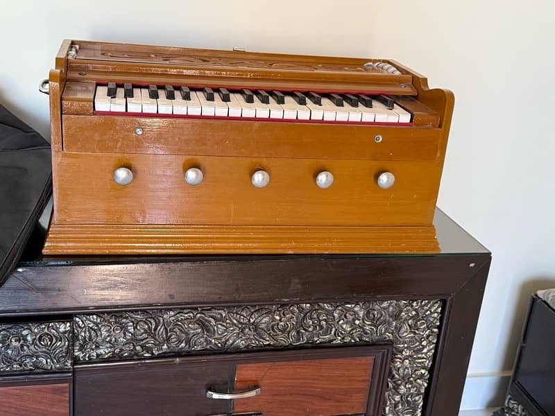 Harmonium good new condition good wood 2