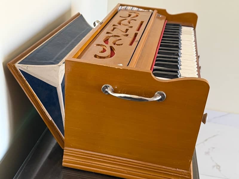Harmonium good new condition good wood 4