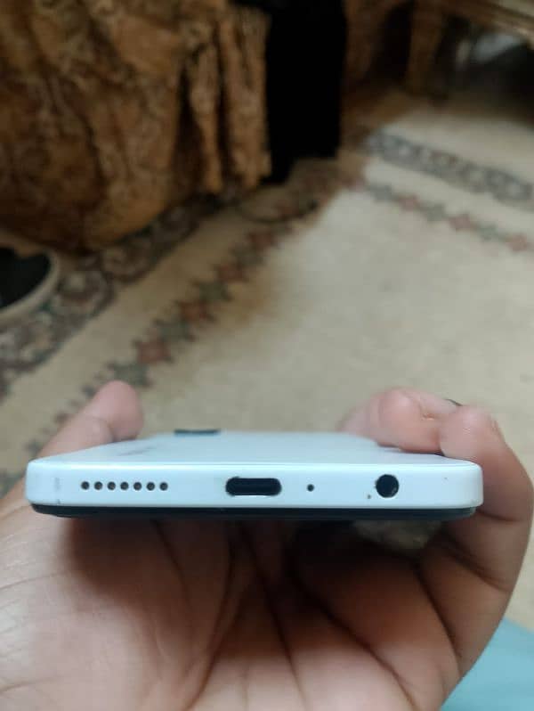 Tecno camon 19 neon with box 3