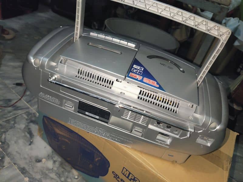 SHARP QT-MP5 BOOM BOX FOR 110-240 VOLTS 2
