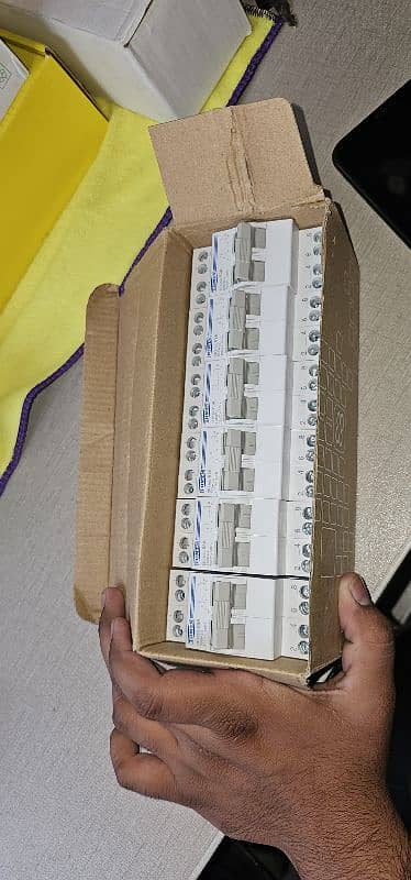 Tomzn/breakers/dc breakers/Ac breakers/Ac/Dc/Scheneider/Volt Protectio 0