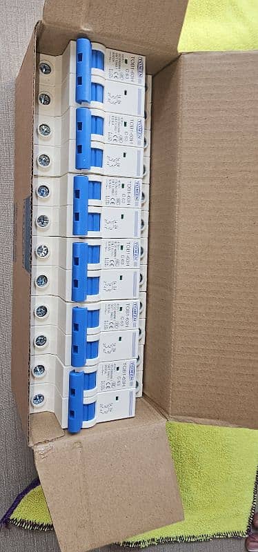 Tomzn/breakers/dc breakers/Ac breakers/Ac/Dc/Scheneider/Volt Protectio 2