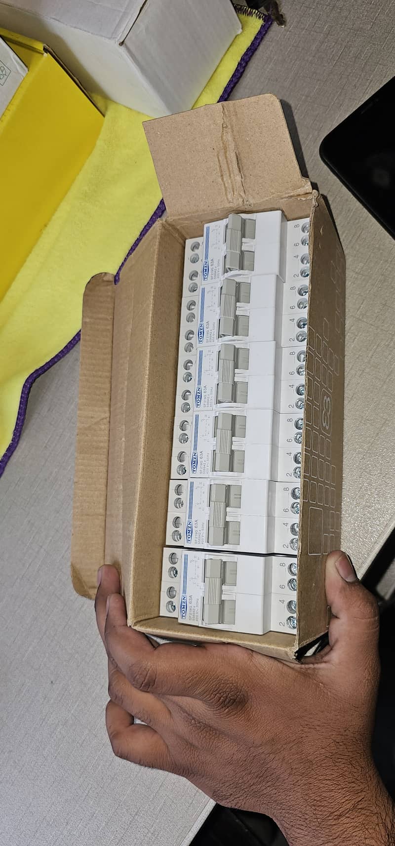 Tomzn/breakers/dc breakers/Ac breakers/Ac/Dc/Scheneider/Volt Protectio 10