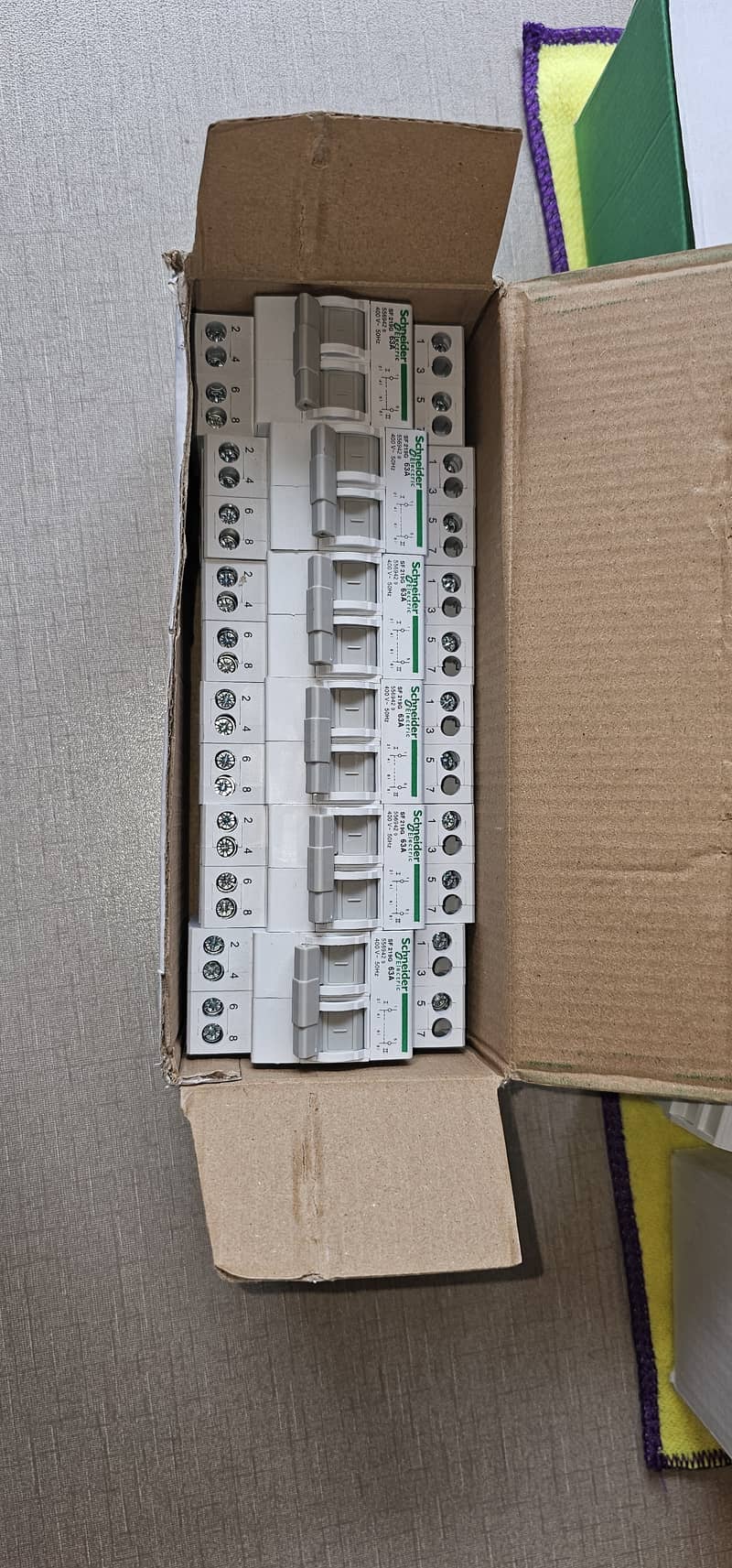 Tomzn/breakers/dc breakers/Ac breakers/Ac/Dc/Scheneider/Volt Protectio 11