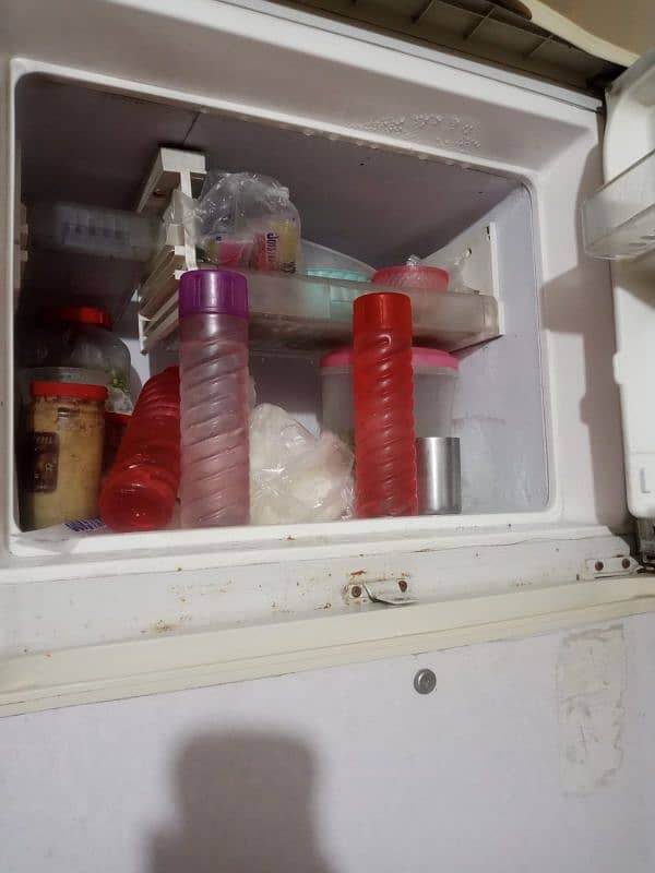 waves full size hai new compressor hai good condition hai cooling 4