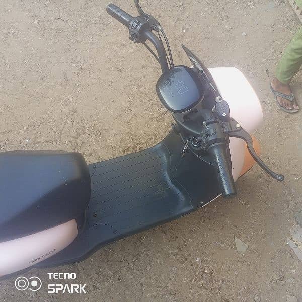 evee nisa Scooty with lithium battery pakg vvip working 5
