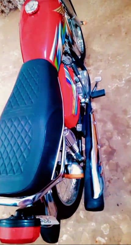 Honda 125 red colour 3