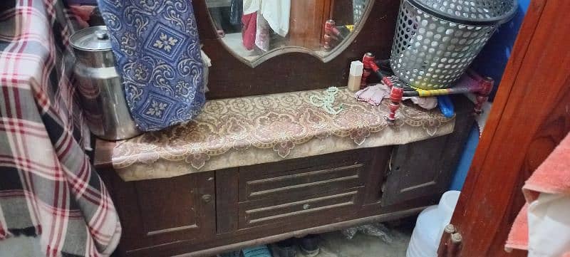 pure Shesham ka Dressing aur Bertano wali Almari 2no 03228054398 2