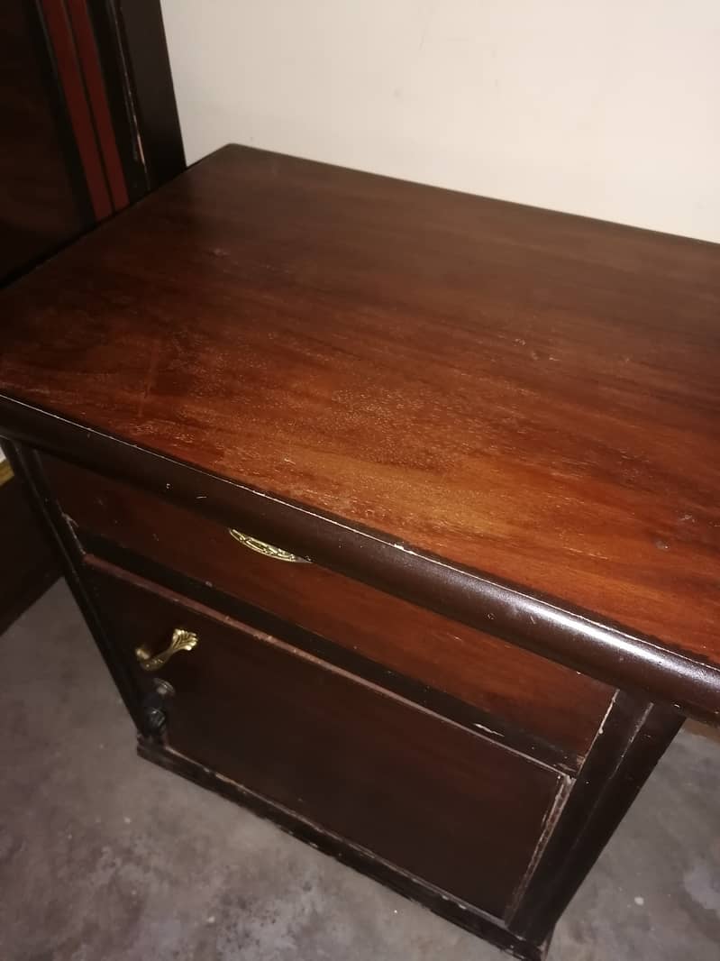 Bed side tables, dressing, Almari/ cupboard, achi condition me hai 3
