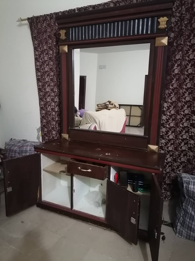Bed side tables, dressing, Almari/ cupboard, achi condition me hai 7
