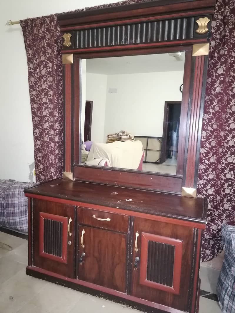 Bed side tables, dressing, Almari/ cupboard, achi condition me hai 8