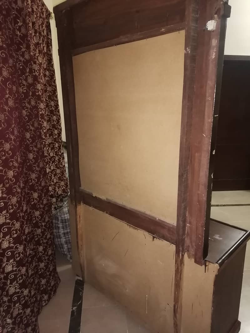 Bed side tables, dressing, Almari/ cupboard, achi condition me hai 9