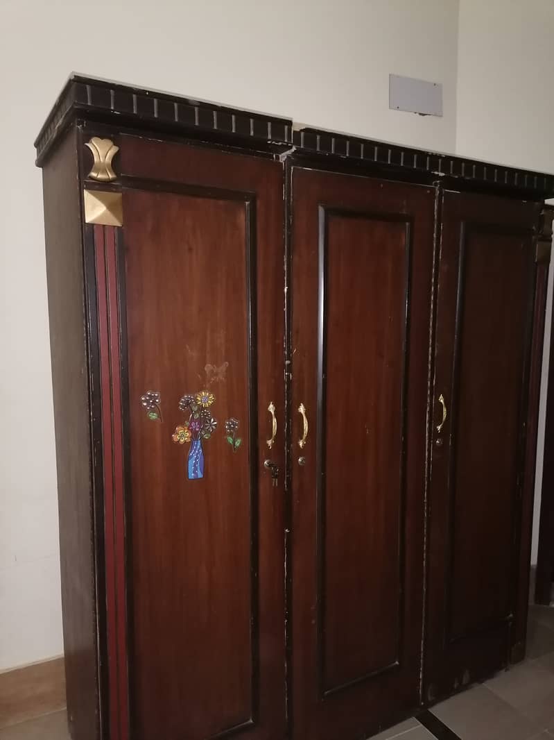 Bed side tables, dressing, Almari/ cupboard, achi condition me hai 14