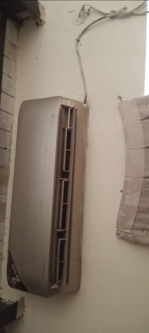 4 year old AC in good condition 2