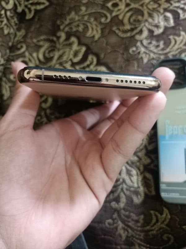 iPhone 11pro max with box. 0