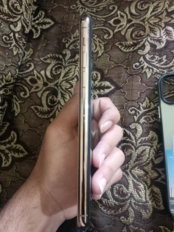 iPhone 11pro max with box. 2